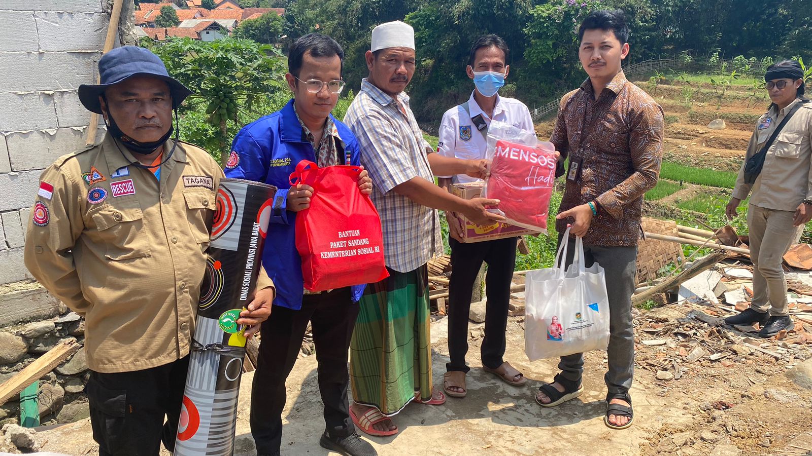 PENYALURAN BANTUAN SOSIAL BAGI KORBAN BENCANA