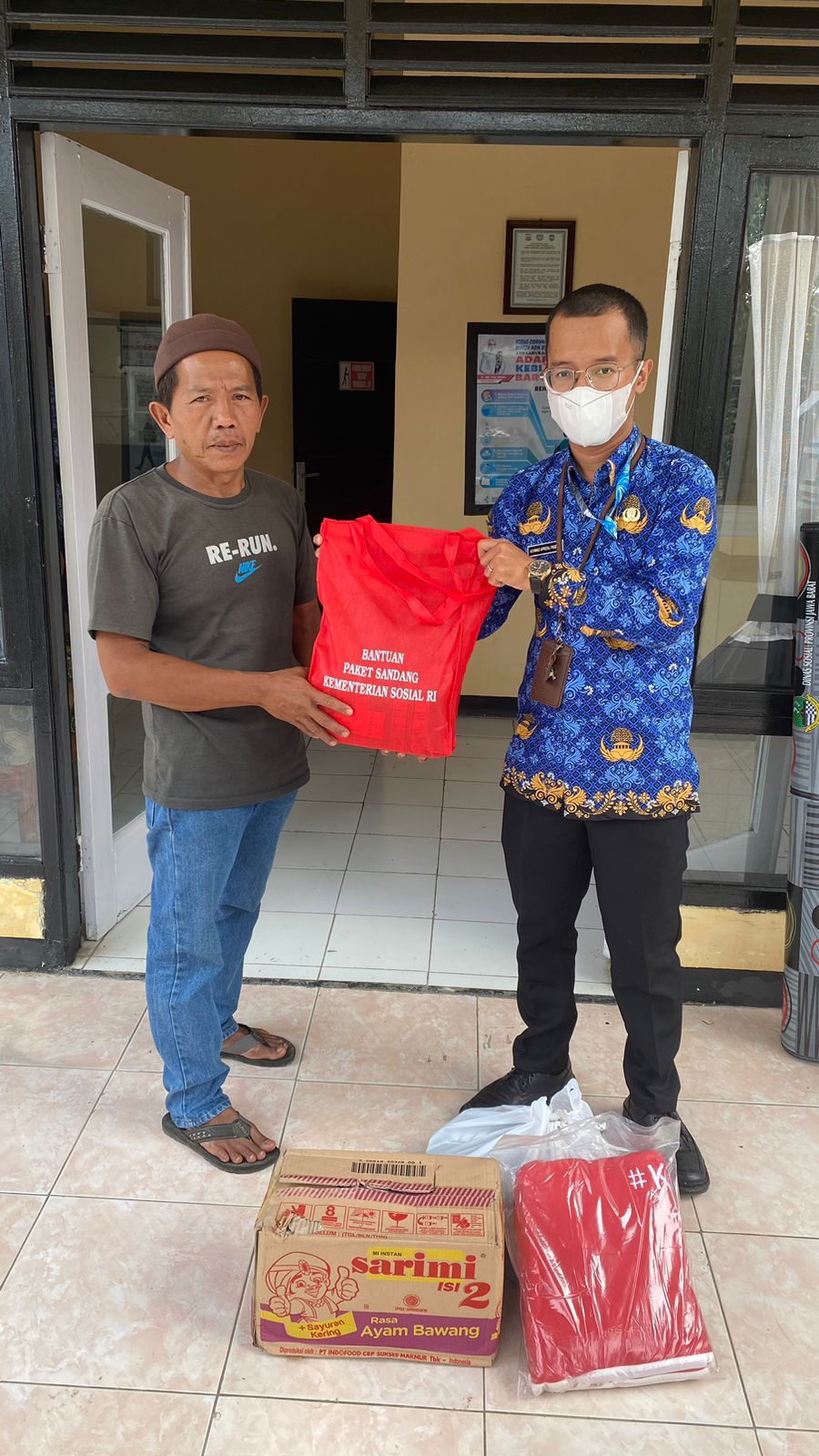 Penyaluran bantuan sosial bagi korban bencana rumah tersambar petir di Kp. Mekarjaya Desa Kerta Jaya Kec. Pasawahan
