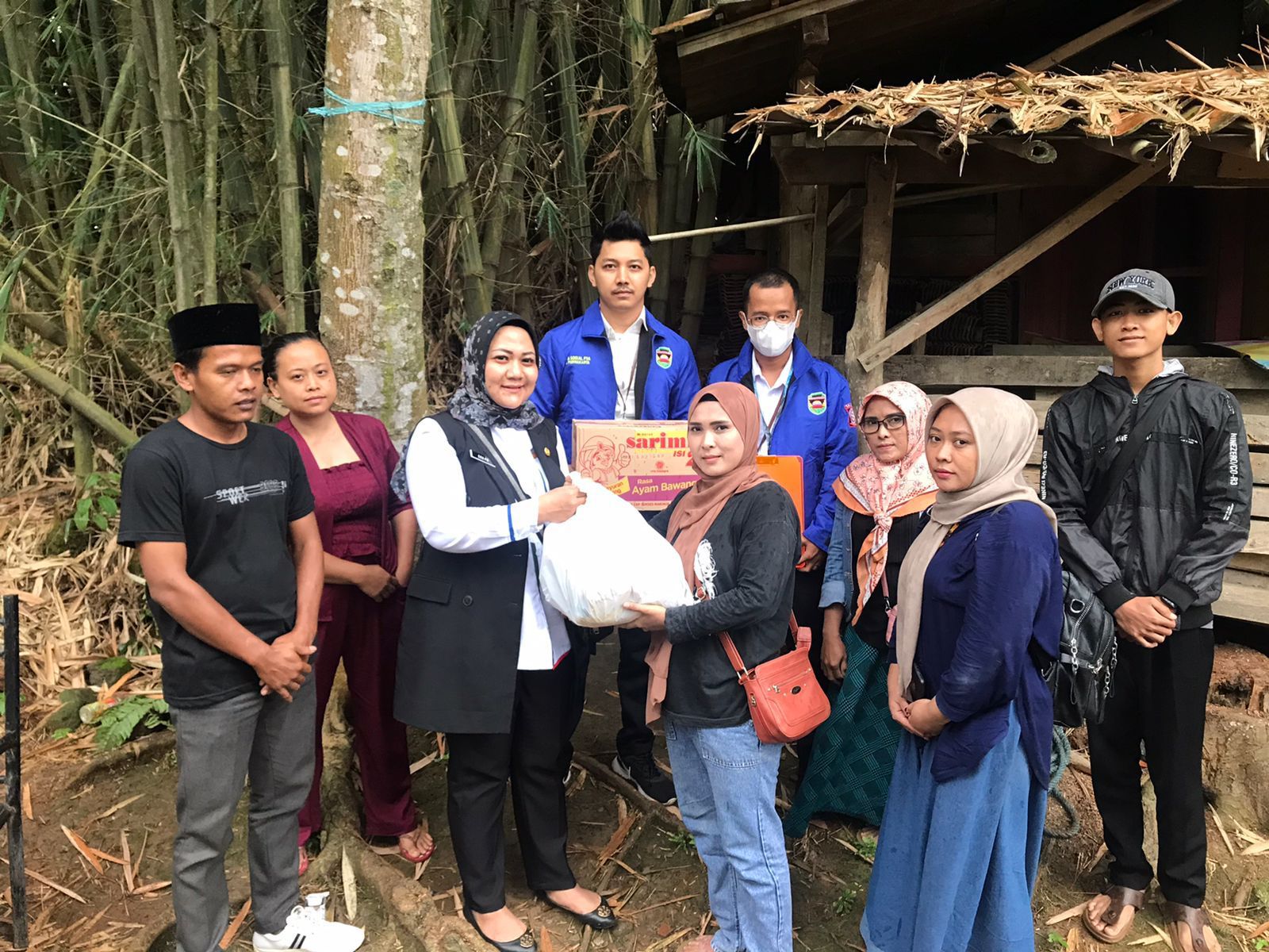 Penyaluran bantuan sosial bagi korban bencana non alam pergeseran tanah akibat pembangunan proyek di Desa Bunder Kec. Jatiluhur