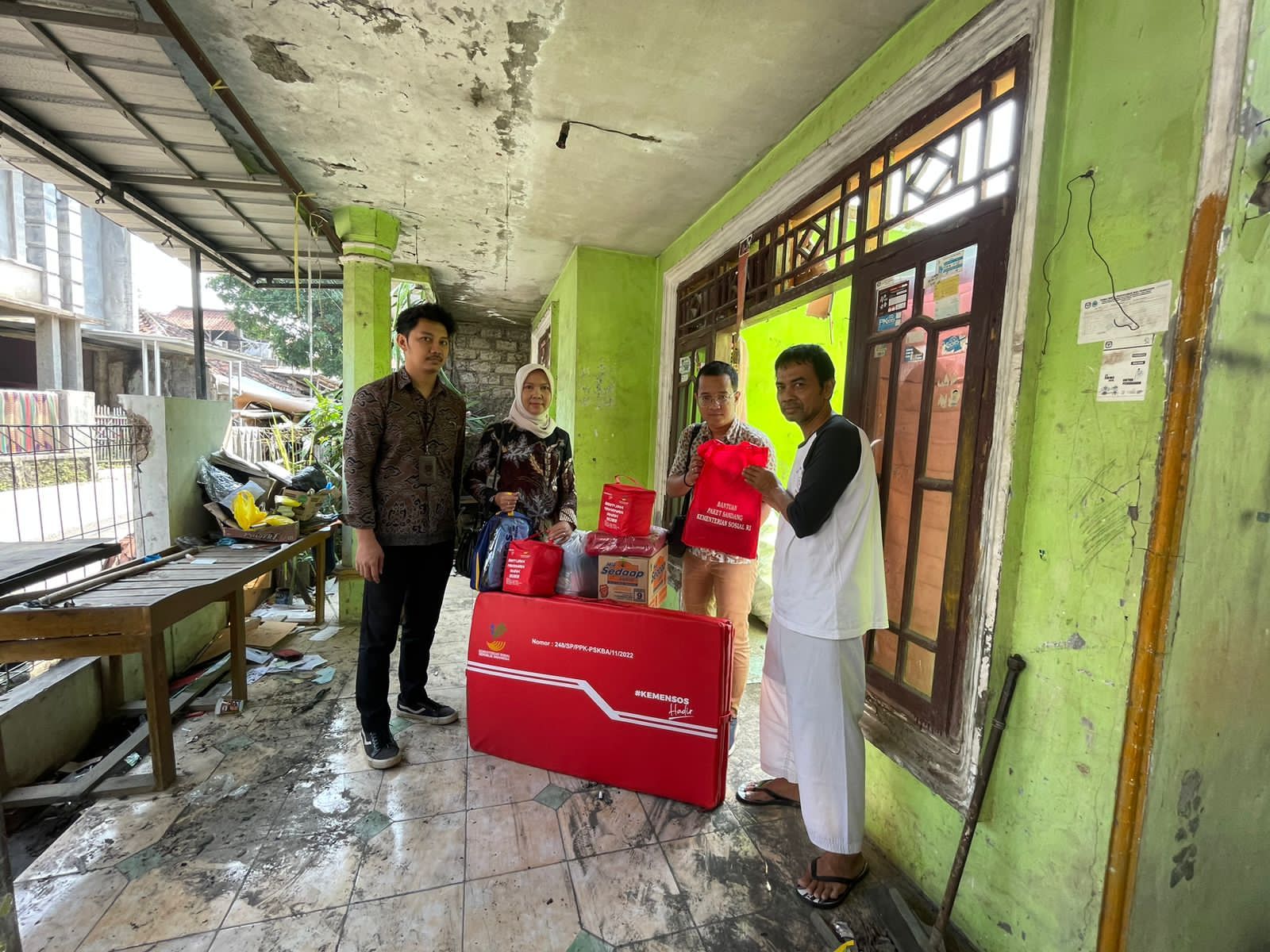Penyaluran bantuan sosial bagi korban kebakaran