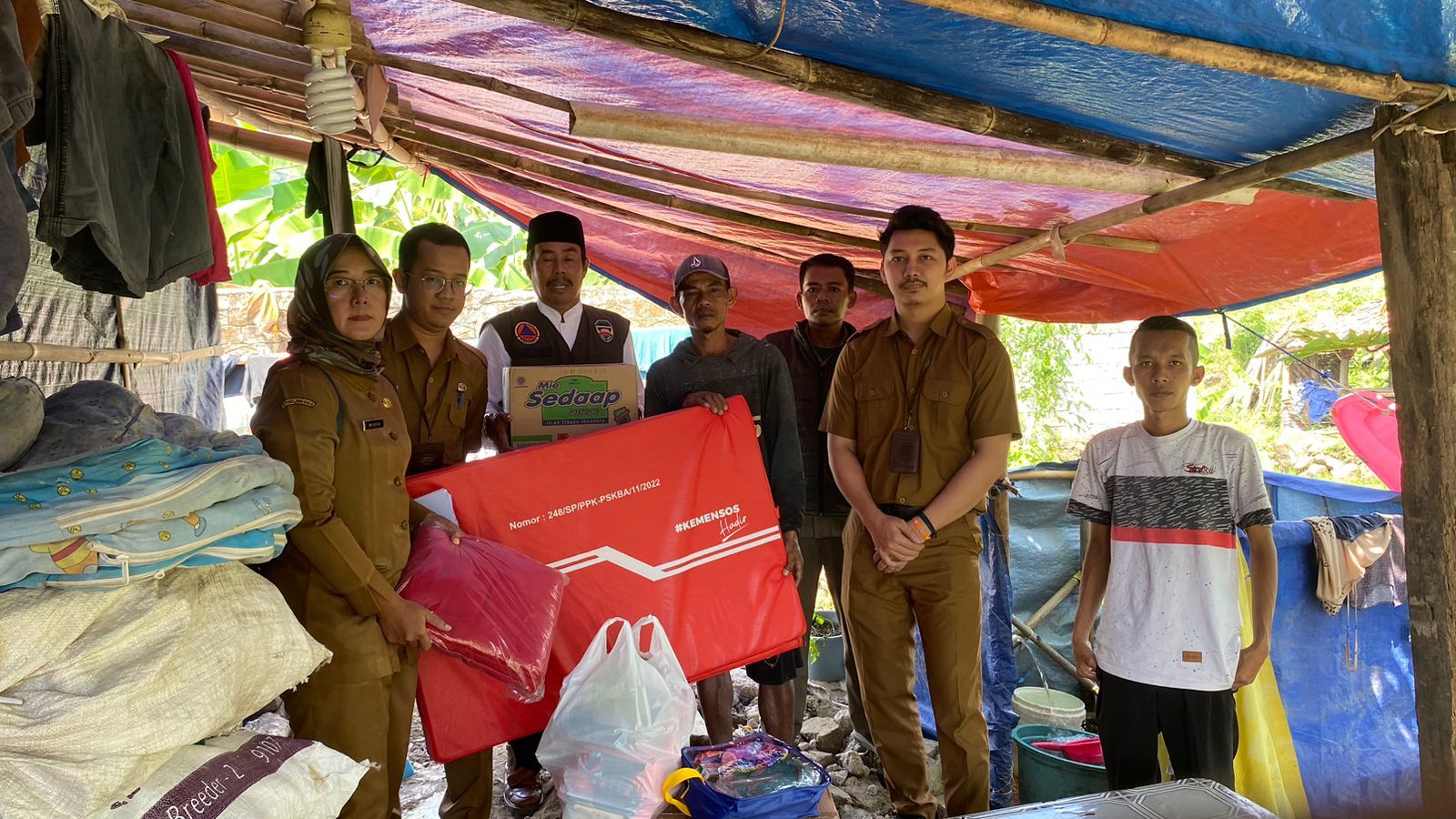 Penyaluran Bantuan Sosial Bagi Penyintas Bencana Rumah Ambruk Akibat Angin Kencang
