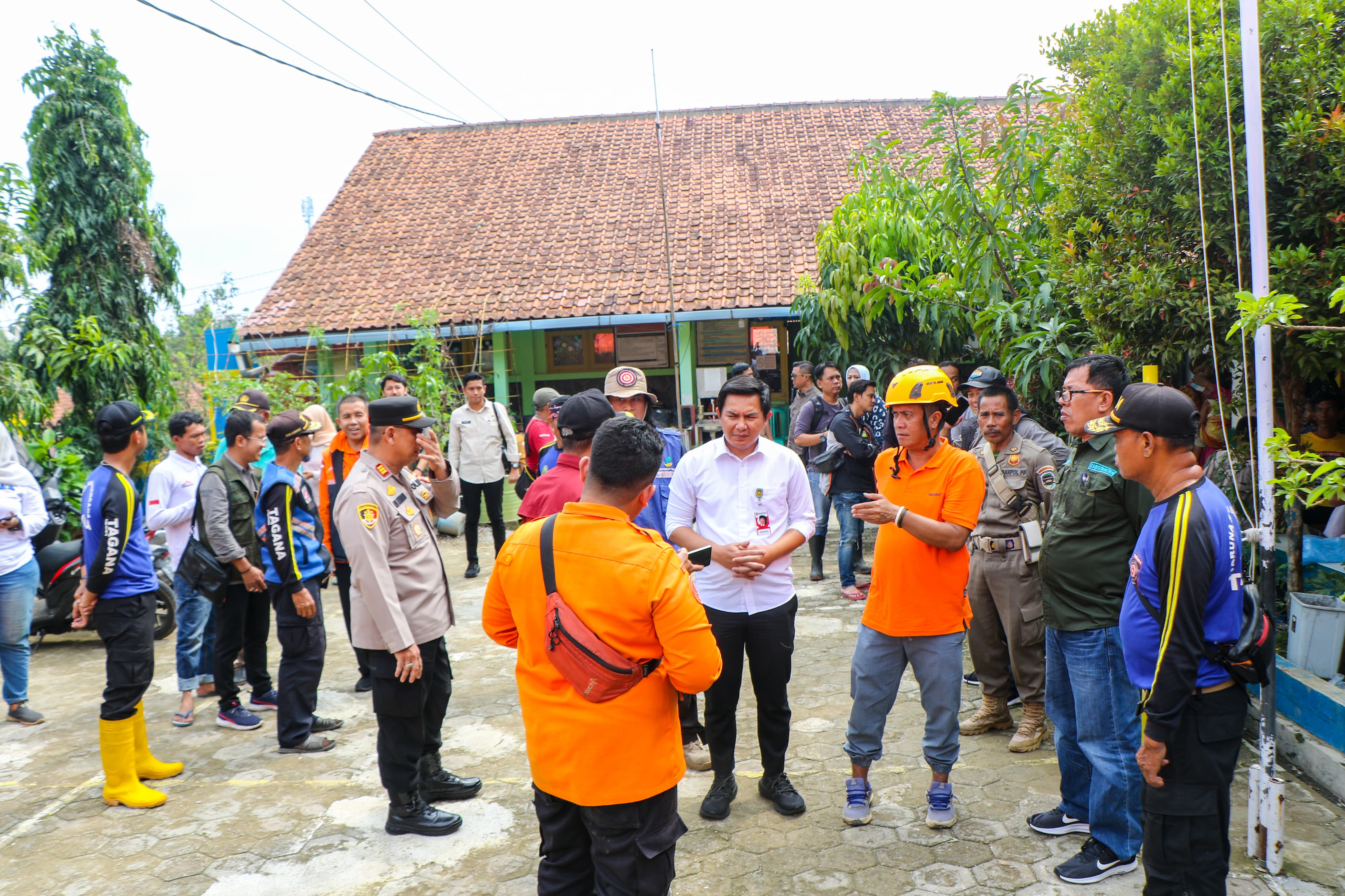 Penyaluran Bantuan Sosial Korban Bencana Alam Tanah Longsor di Kecamatan Tegalwaru