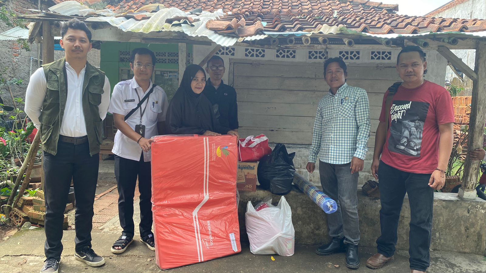 Penyaluran Bantuan Sosial Korban Bencana Rumah Rubuh Akibat Angin Kencang