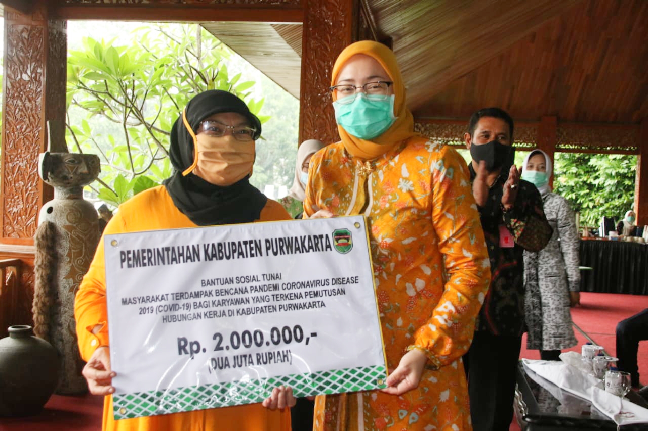 Terdampak Covid, Pemda Purwakarta Bantu Rp.2 Juta Untuk Korban PHK
